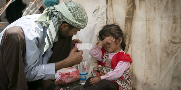 Vater mit Kind im al-Sabeen Krankenhaus