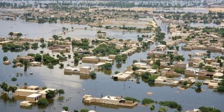 Eine überschwemmte Stadt in Pakistan