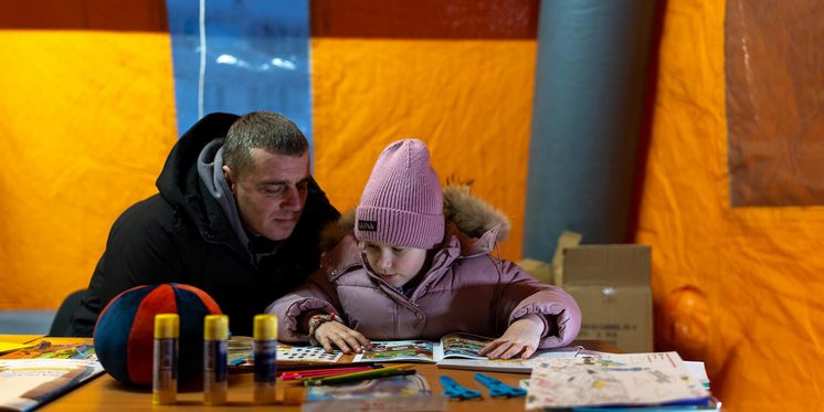 Familie im Wärmezelt