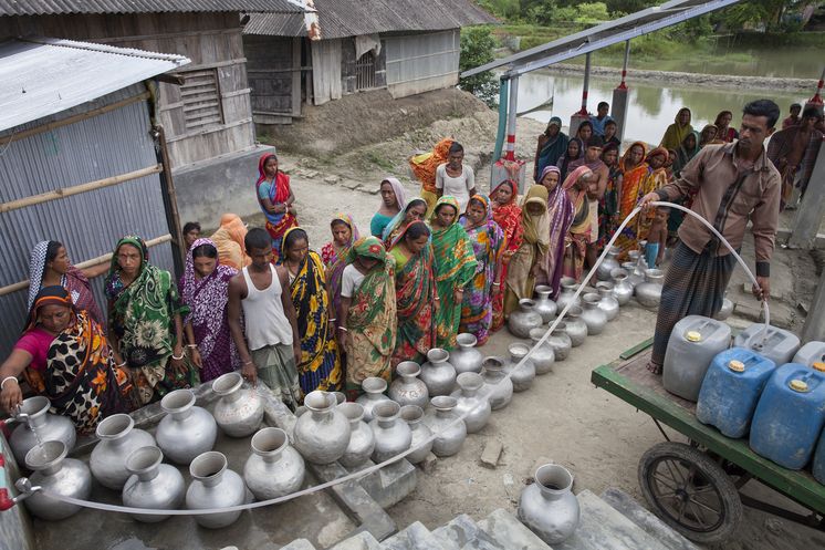In einem Dorf wird Trinkwasser verteilt