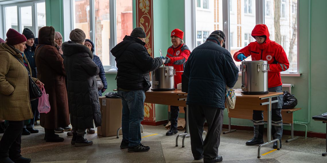 Ukraine: Ausgabe von warmen Mahlzeiten an die Bewohner von Kiew