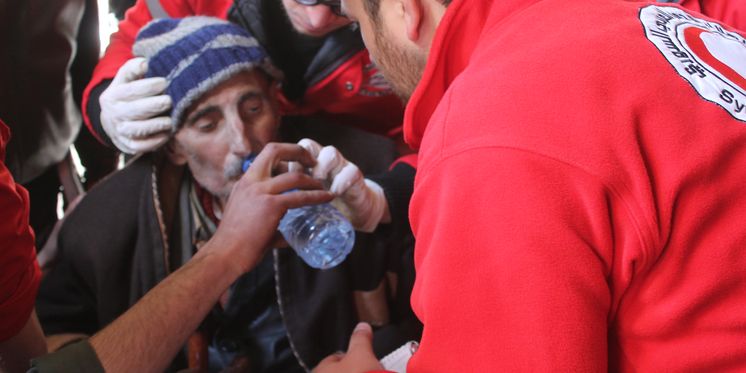 Mann trinkt aus Flasche