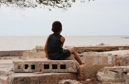 Bewohnerinnen und Bewohner der Gemeinde Playa Cajío in Artemisa, Kuba, stehen vor den Überresten ihrer Häuser, die von Hurrikan Rafael beschädigt wurden.