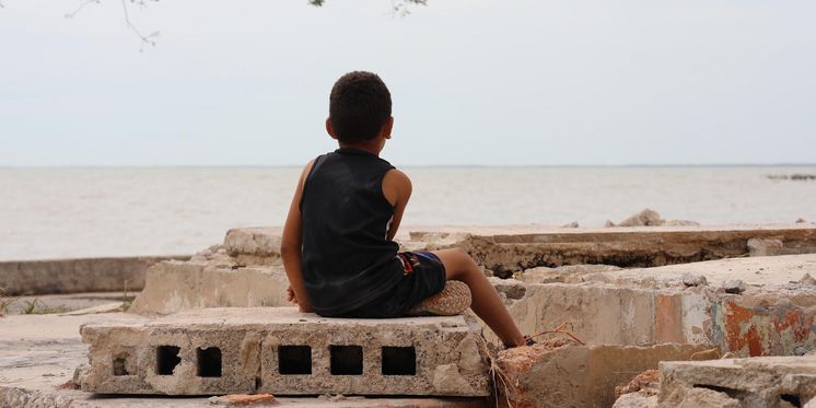 Bewohnerinnen und Bewohner der Gemeinde Playa Cajío in Artemisa, Kuba, stehen vor den Überresten ihrer Häuser, die von Hurrikan Rafael beschädigt wurden.